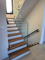  Vinylové schody s bílou podstupnicí BUKOMA